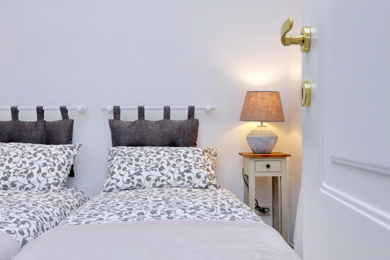Monti Charming Apartment - Rome Short Let Service ภายนอก รูปภาพ